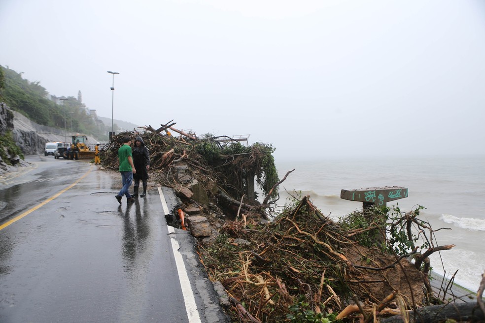 Mais um trecho da ciclovia Tim Maia desabou ontem no Rio de Janeiro — Foto: Daniel Castelo Branco/Agência O Dia/Estadão Conteúdo/
