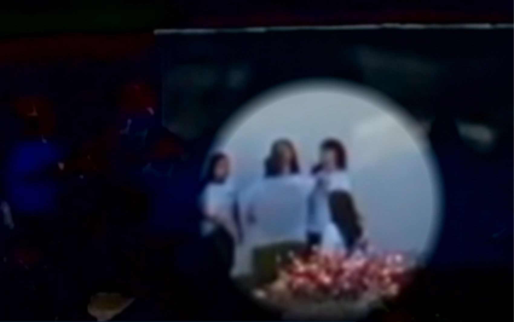 Mulher bate em aluna que teria brigado com a filha dela na porta de escola; vídeo