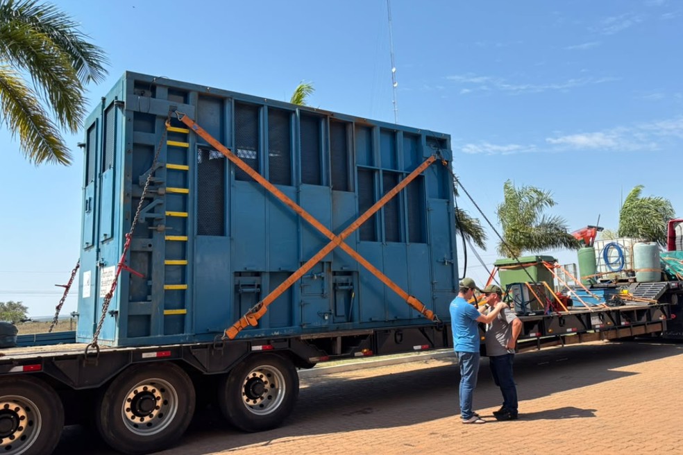 Caixa que transporta o elefante Sandro é transferida para outro caminhão rumo ao santuário em MT — Foto: Victória Oliveira, g1MT