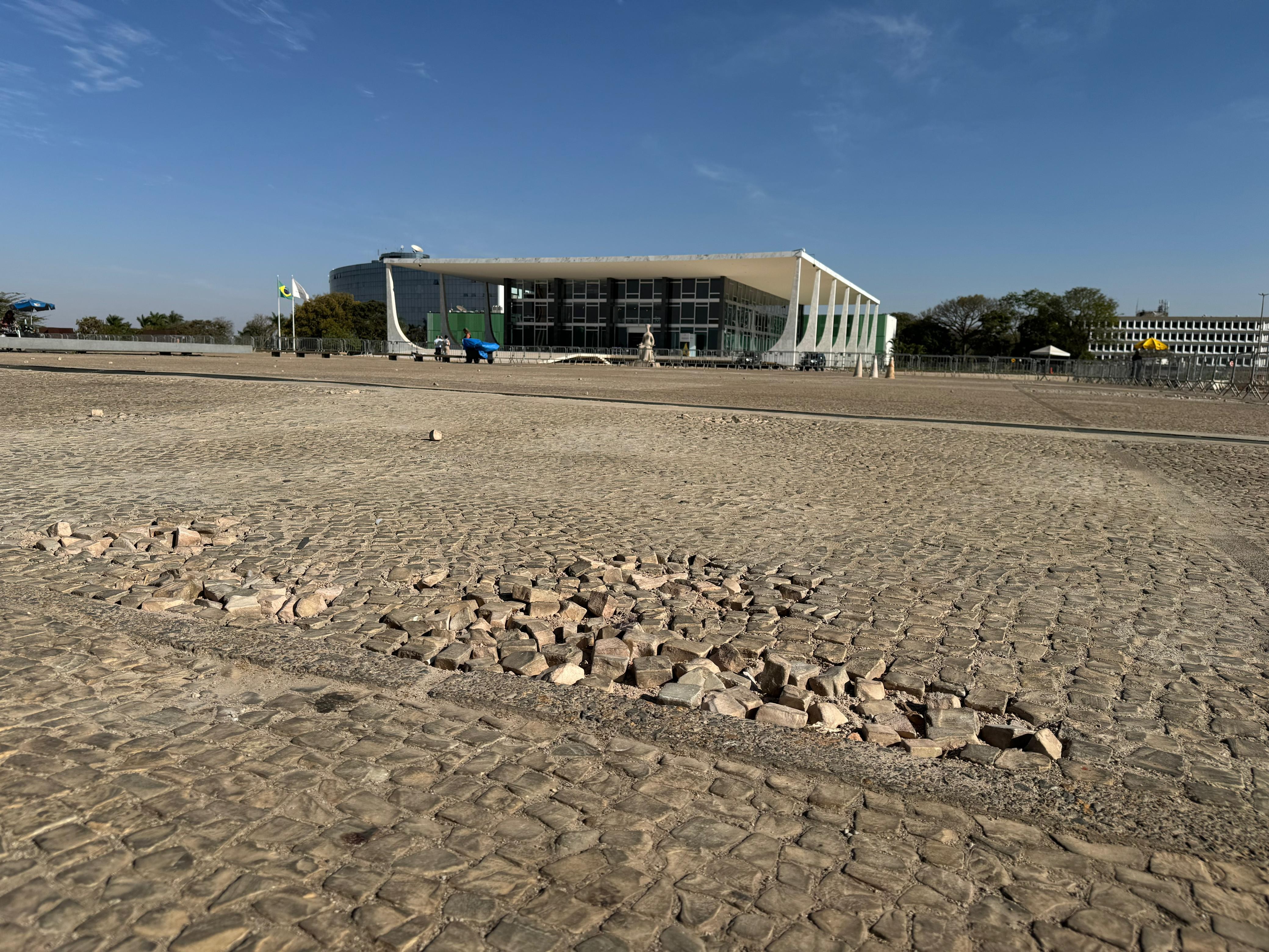 Pedras portuguesas soltas na Praça dos Três Poderes. ? Foto: Fernanda Bastos/g1