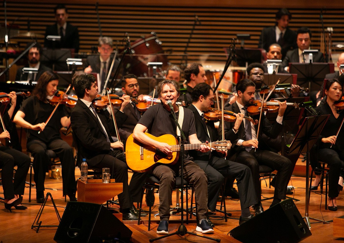 Lou Borges lässt 50 Jahre Musik in einem Live-Album mit dem Minas Gerais Philharmonic Orchestra Revue passieren |  Mauro Ferreiras Blog