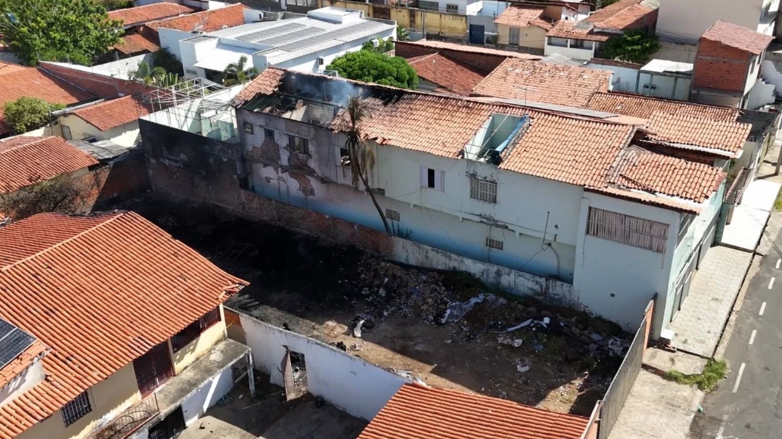 Incêndio que atingiu depósito de reciclagem e casas levou 3 horas para ser controlado em Teresina