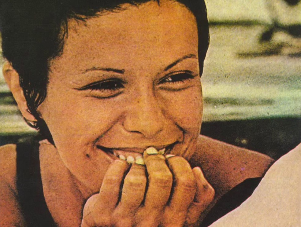 Elis Regina na capa do álbum '...Em pleno verão', de 1970 — Foto: Reprodução / Capa de disco