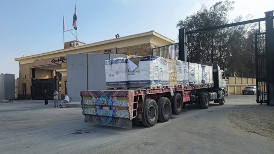 Caminhões de comida entram em Gaza em pausa humanitária - Medidas ocorrem um dia após Israel anunciar a retomada da entrega aérea de alimentos no enclave e a criação de corredores humanitários. País tem sido alvo pressão internacional em razão da crise humanitária no território palestino.