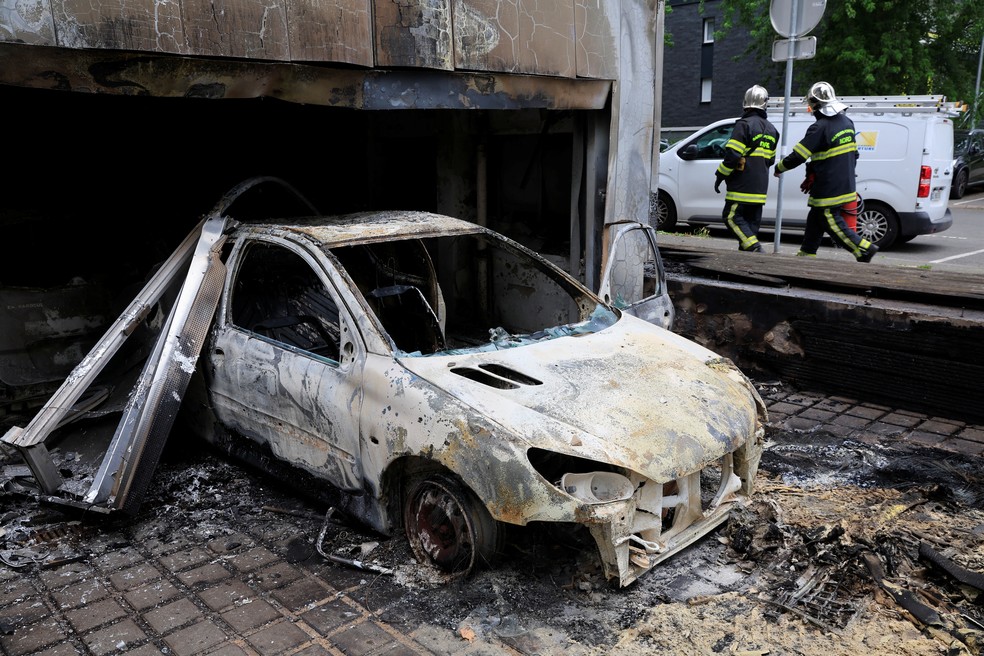 Carro incinerado  visto nas ruas de Nanterre, nos arredores de Paris, aps noite de protestos por morte de jovem baleado por policial por fugir de blitz, em 29 de junho de 2023.  — Foto: Pascal Rossignol/ Reuters