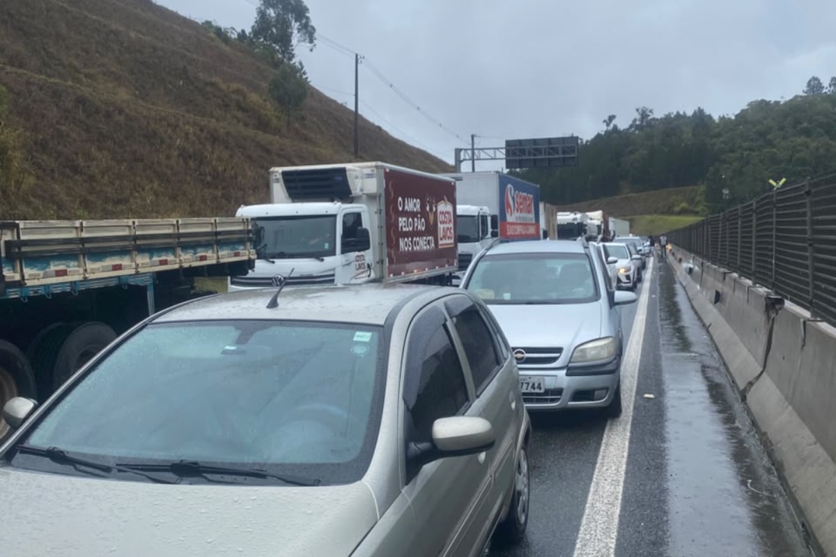 Serra Antiga da Tamoios volta a ser interditada por alto volume de chuvas e risco de queda de barreiras