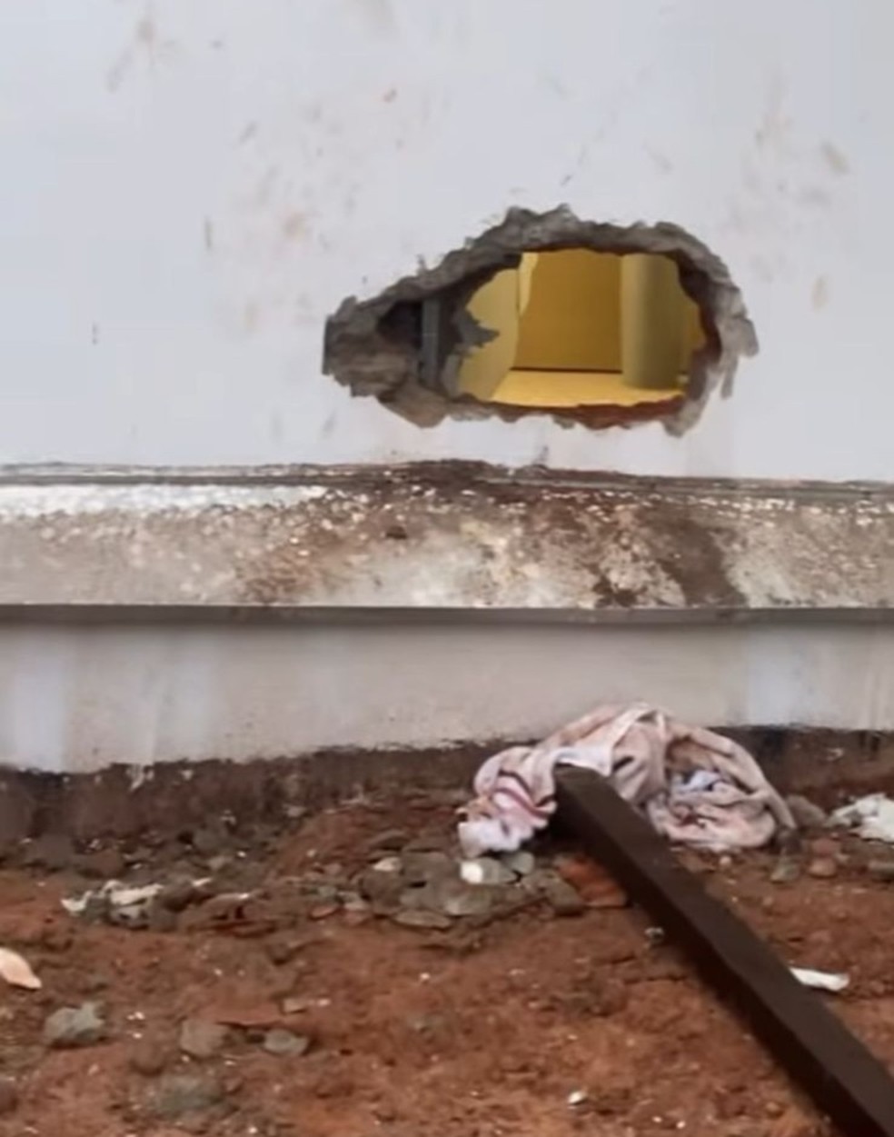 Buraco foi feito em parede de casa que fazia divisa com o banco — Foto: Divulgação