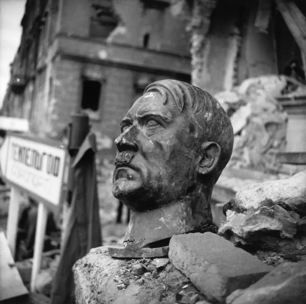 Com medo de ser capturado e exibido como troféu, Hitler se suicidou e mandou destruir seu corpo. — Foto: Getty Images via BBC