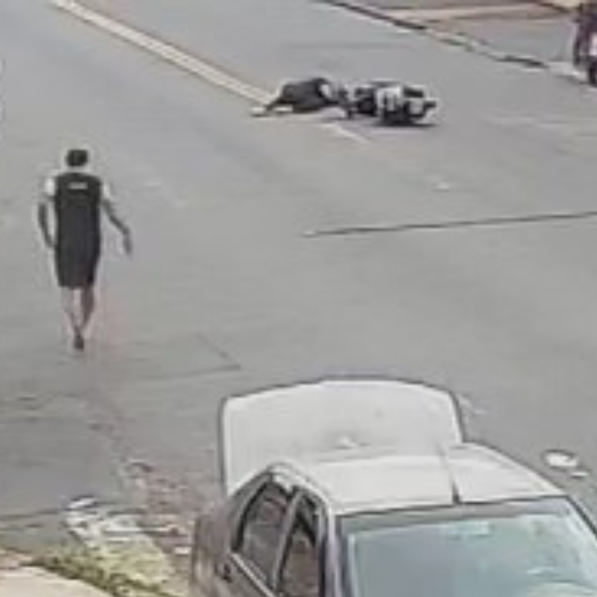 VÍDEO: motociclista fica ferida após se enroscar em fio solto e cair em avenida de Campinas