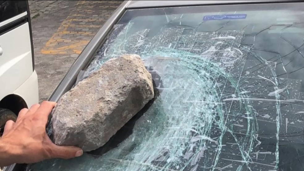 Carro de família foi atingido por pedra em rodovia do ES e advogada ficou gravemente ferida.  — Foto: Reprodução/ TV Gazeta