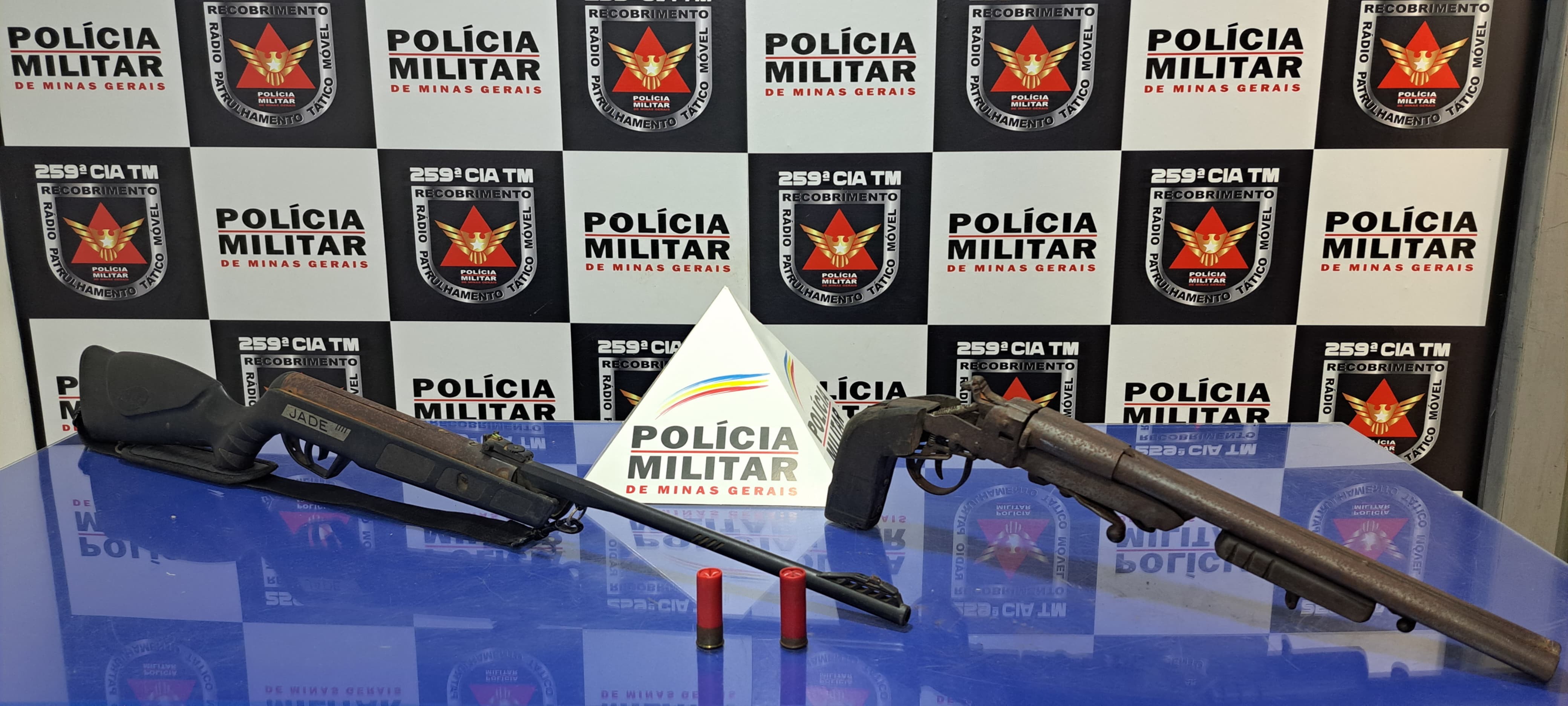 Homem foge de seu local de trabalho após a PM apreender armas em sua casa