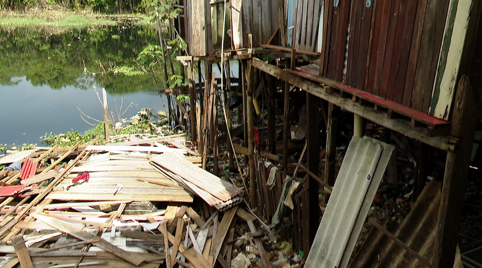 Alagamentos provocam desabamento de duas casas na orla da Zona Sul de Manaus