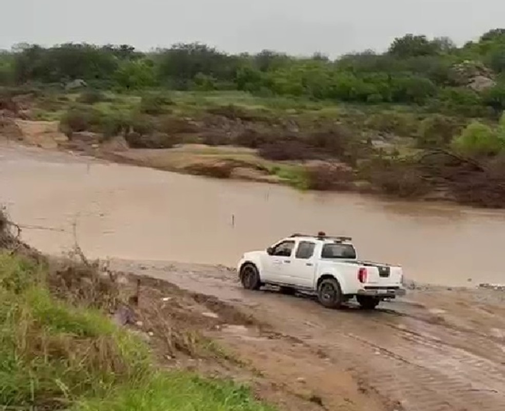 Rio cobre desvio em construção às margens da BR-304 — Foto: Reprodução