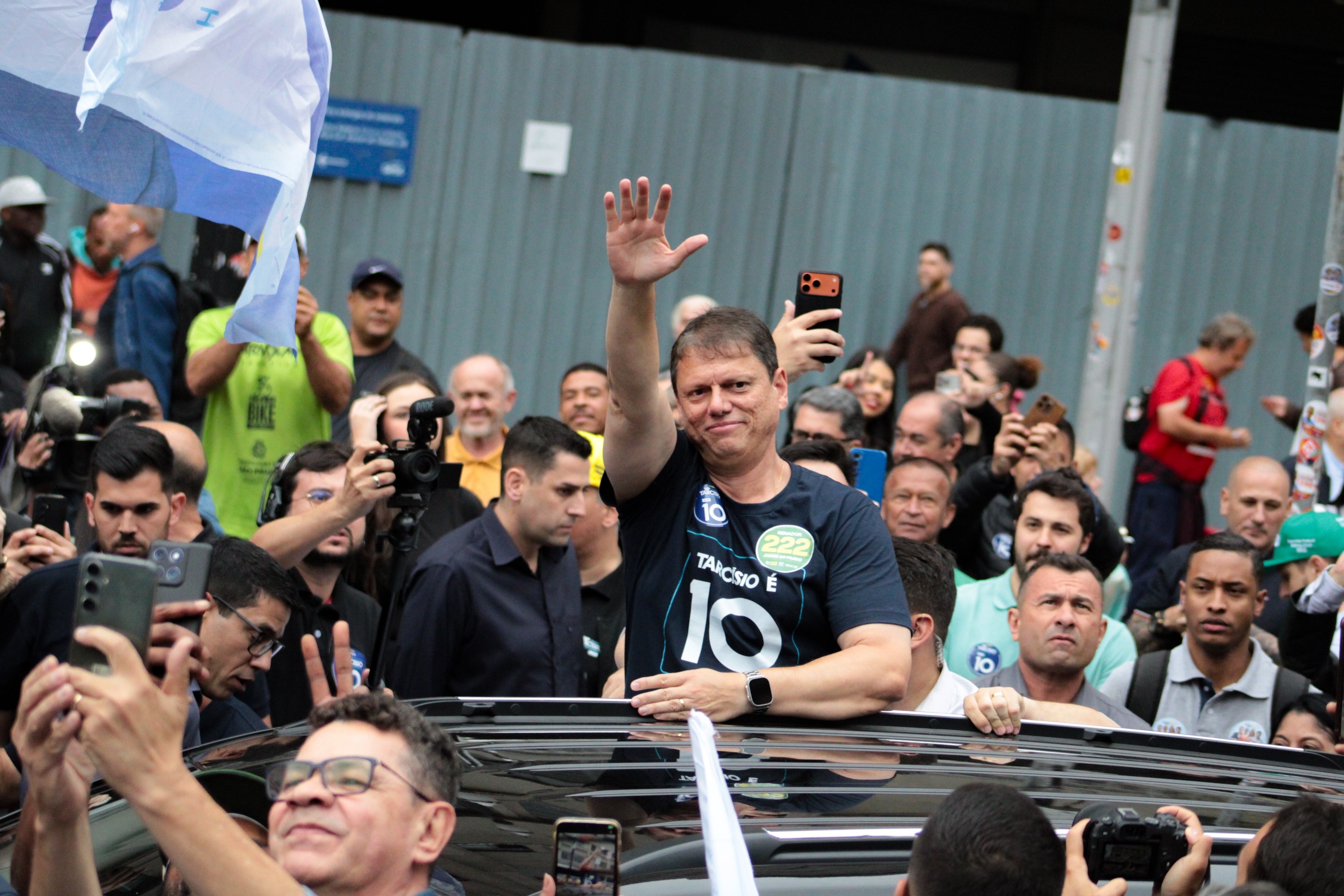 Tarcísio diz que apoiará Flávio Bolsonaro em eventual 2º turno presidencial e que poderá ajudá-lo 'até fora de SP'