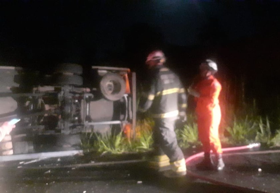 Um motorista morreu e outro ficou ferido em acidente — Foto: Redes sociais