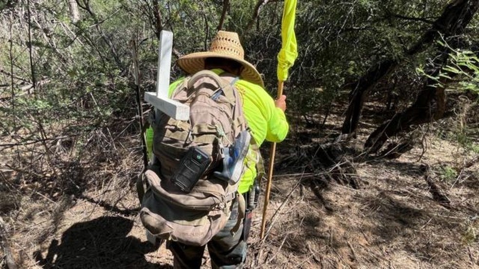 Como amuleto, Chaparrito carrega na mochila um sapato de criança encontrado no deserto da Califórnia — Foto: VALENTINA OROPEZA / BBC NEWS MUNDO