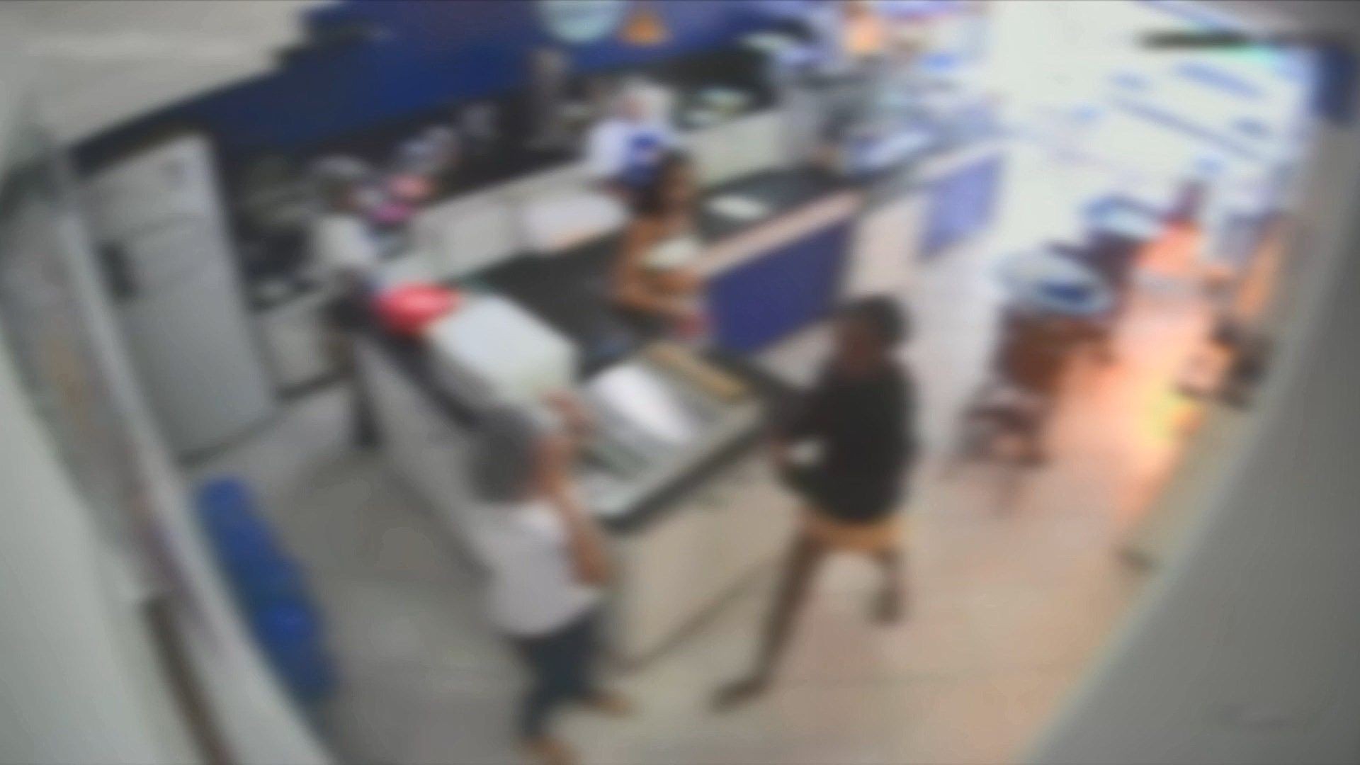 VÍDEO: jovens tentam matar rival adolescente dentro de padaria após briga por WhatsApp no ES