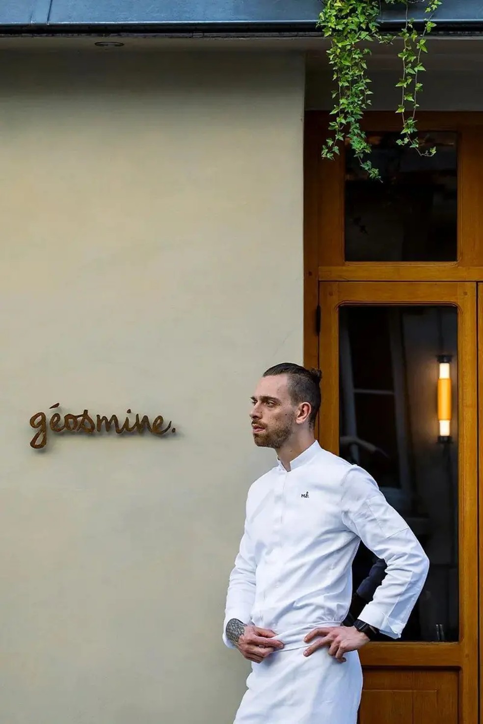 No restaurante Géosmine, do chefe Bouttier, toca rap dos anos 80 e não há toalhas na mesa — Foto: Laurent Dupont