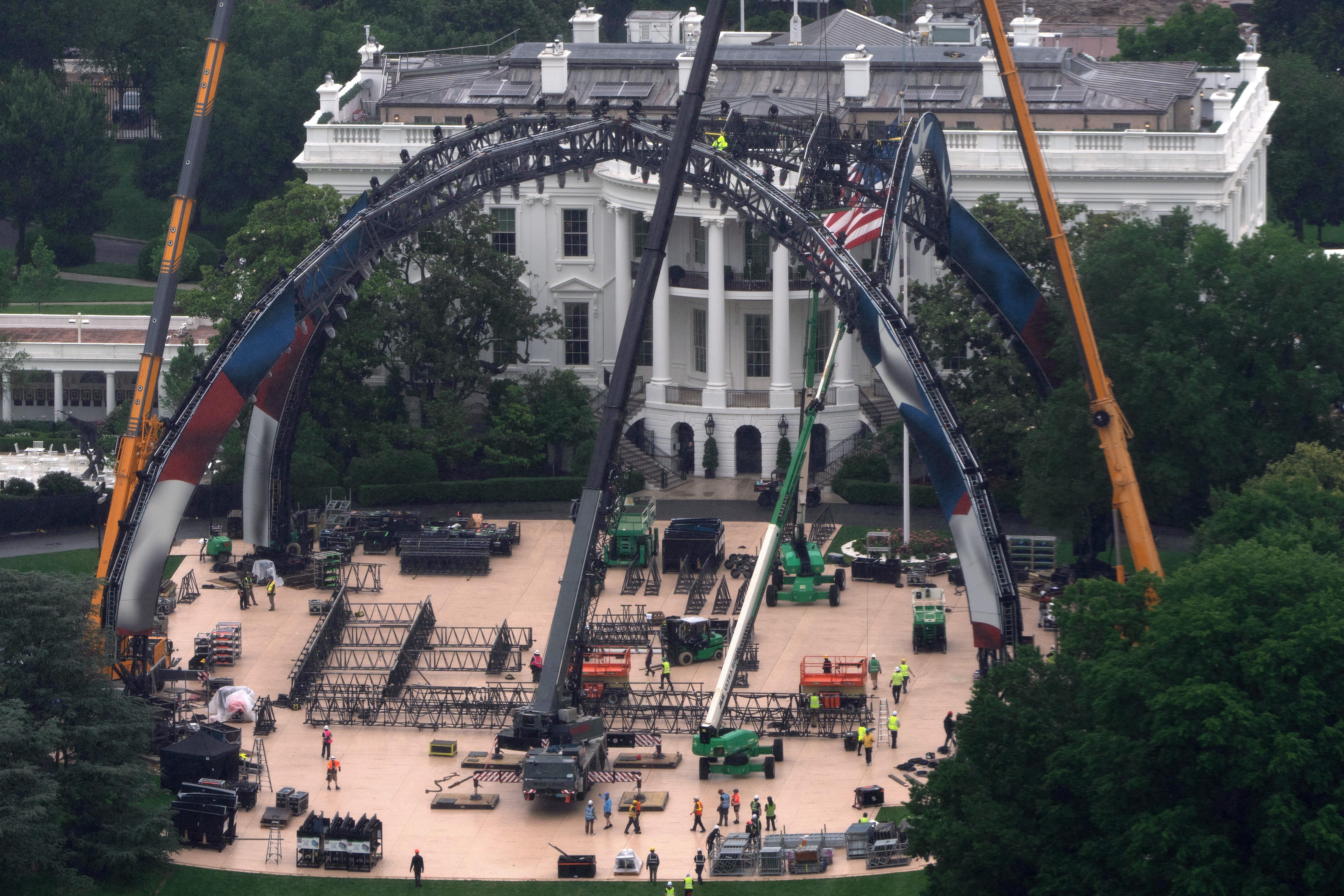 UFC inicia montagem de octógono na Casa Branca para evento que marcará aniversário de Trump