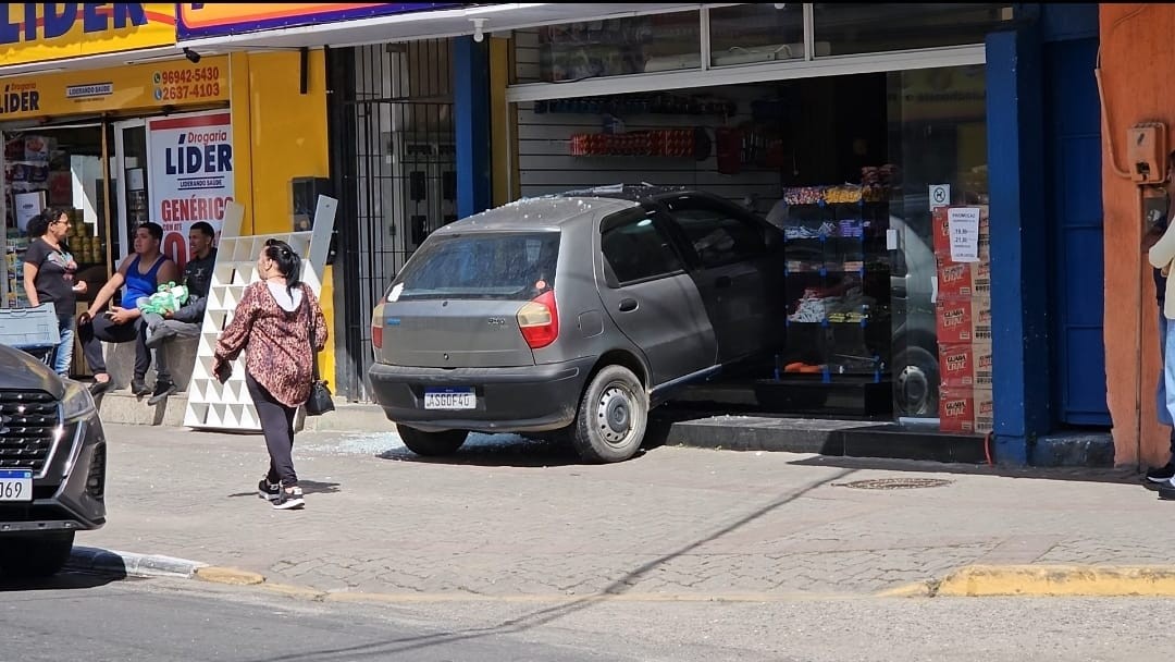 Carro invade loja de doces e deixa feridos no Centro de Maricá