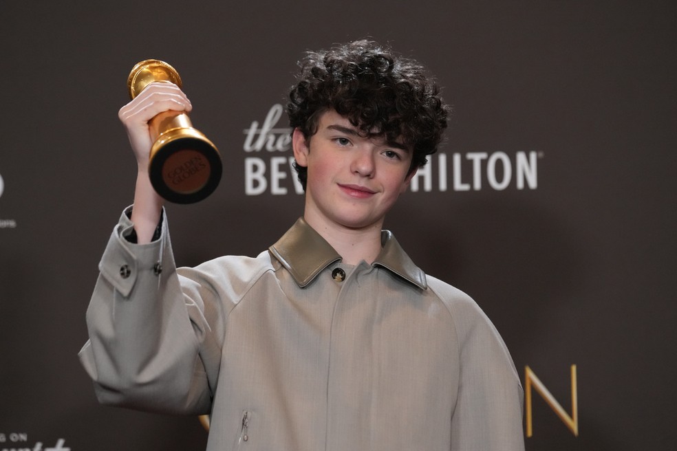 Owen Cooper mostra Globo de Ouro que ganhou como melhor coadjuvante na TV por 'Adolesc�ncia' � Foto: Chris Pizzello/AP