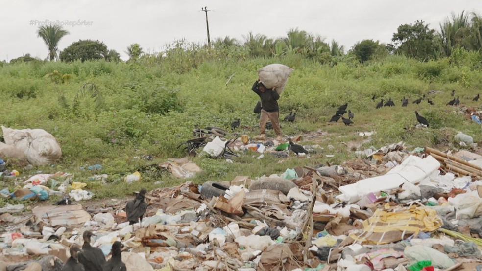 Mãe de menino que encontrou árvore no lixão continua trabalhando como catadora no local — Foto: Reprodução/TV Globo