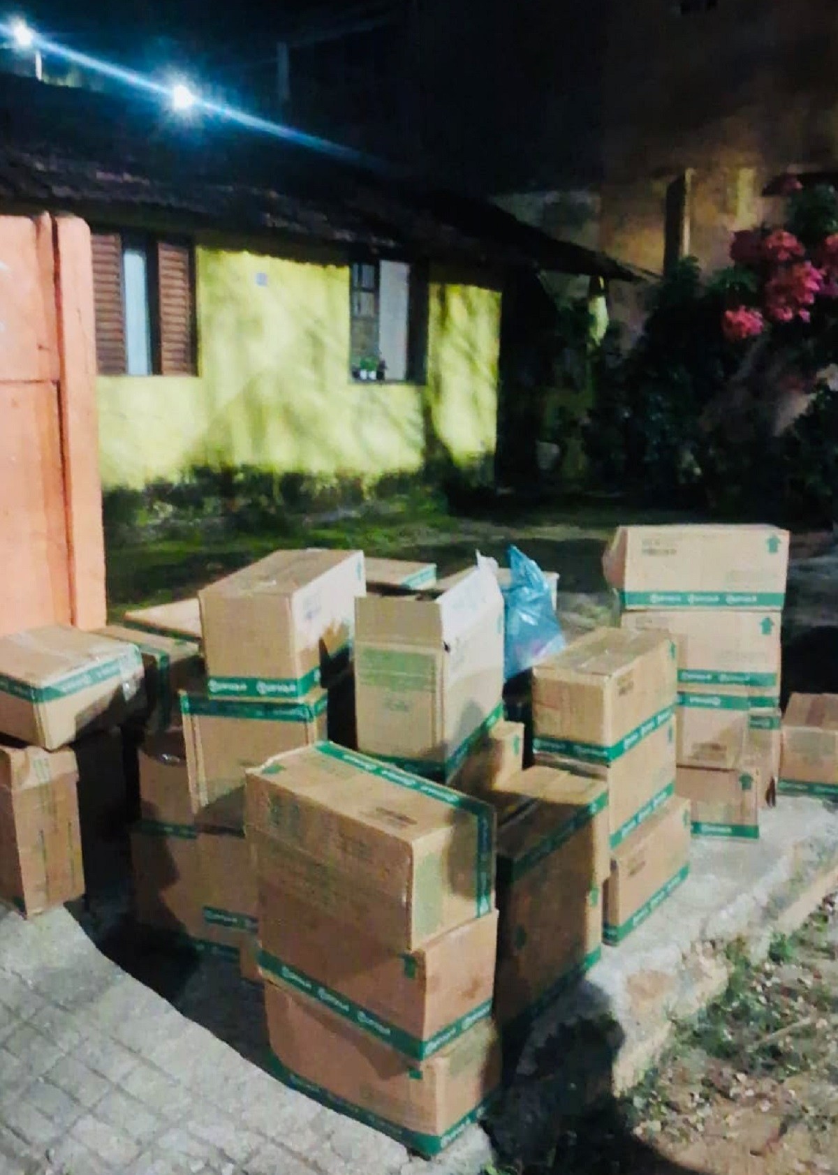 Homens são presos com mais de 50 caixas de biscoitos após saque de carga em MG