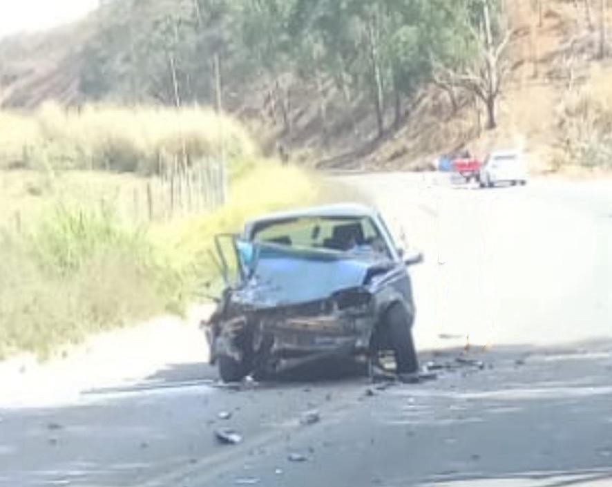 Homem morre após batida entre dois carros de passeio na MG-353