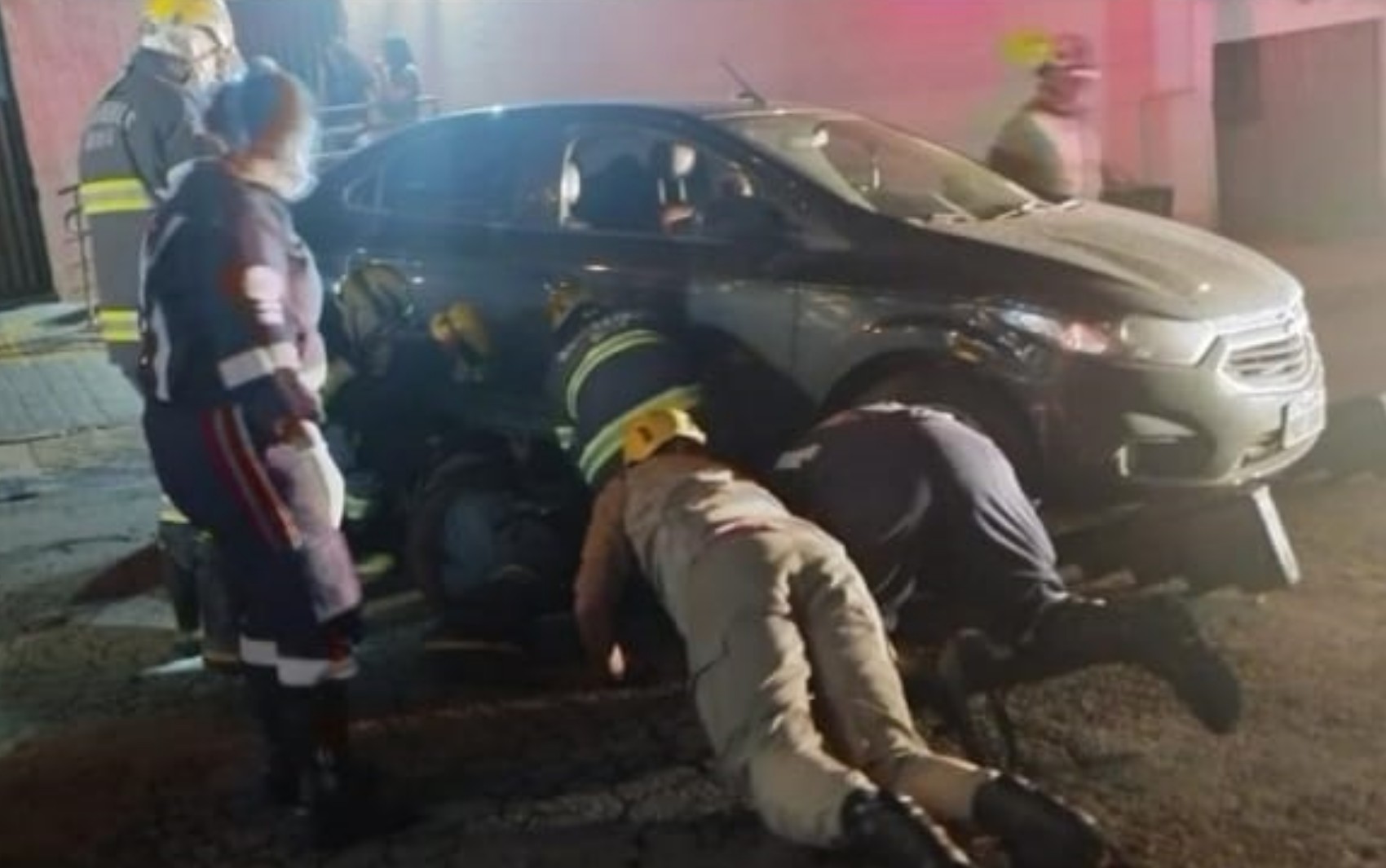 Homem morre após ser atropelado e parar embaixo de carro, em Goiânia