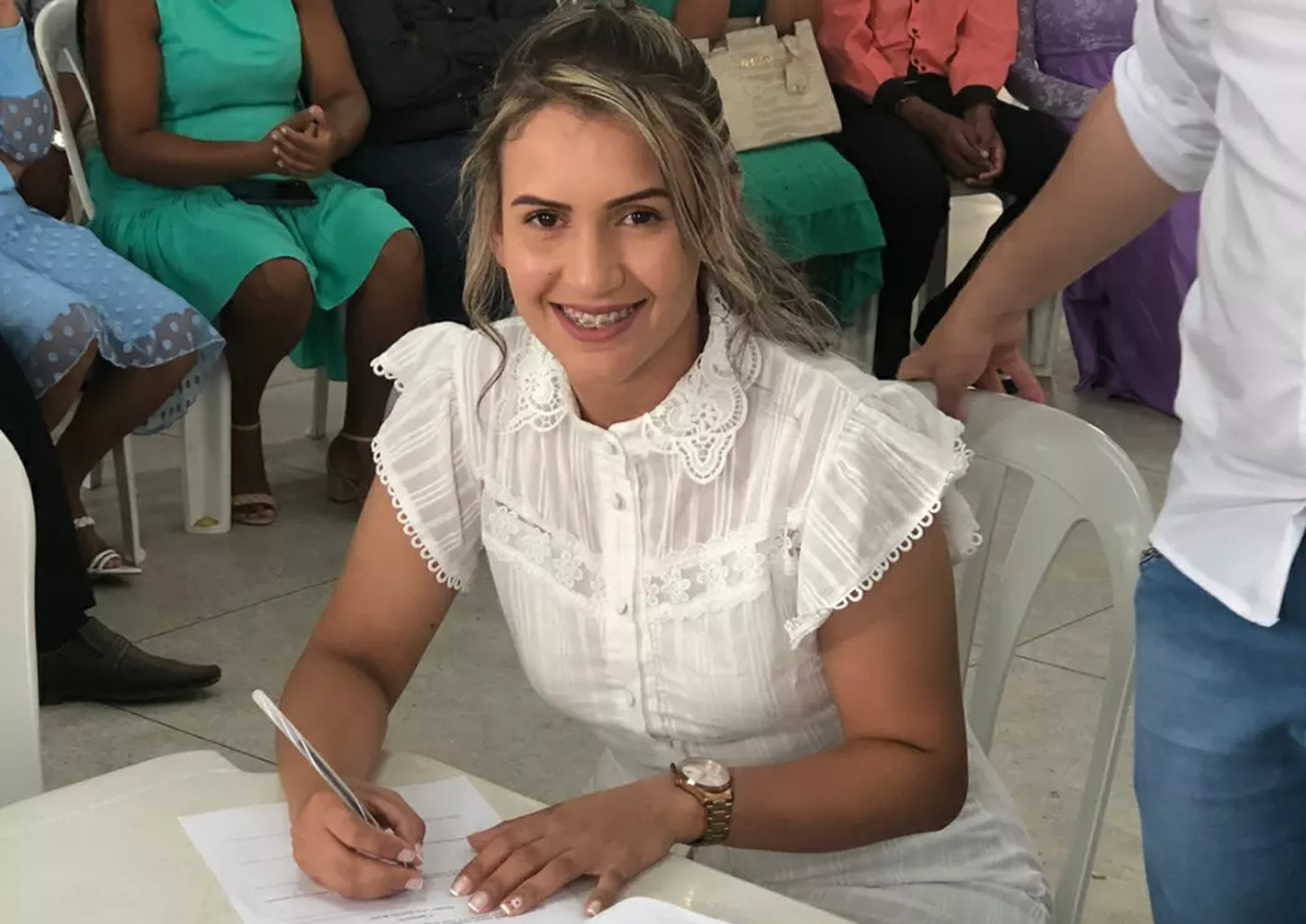 Mulher morre em acidente de moto pilotada por filho de 13 anos; vítima estava na garupa indo para faculdade