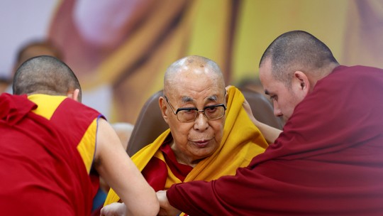 Aniversário de 90 anos de Dalai Lama tem dança, bolo de 9 andares e ator de Hollywood - Líder espiritual tibetano recebeu diversas homenagens de devotos e de autoridades presentes em celebração no Templo de Dalai Lama, na cidade de Dharamshala, no norte da Índia.