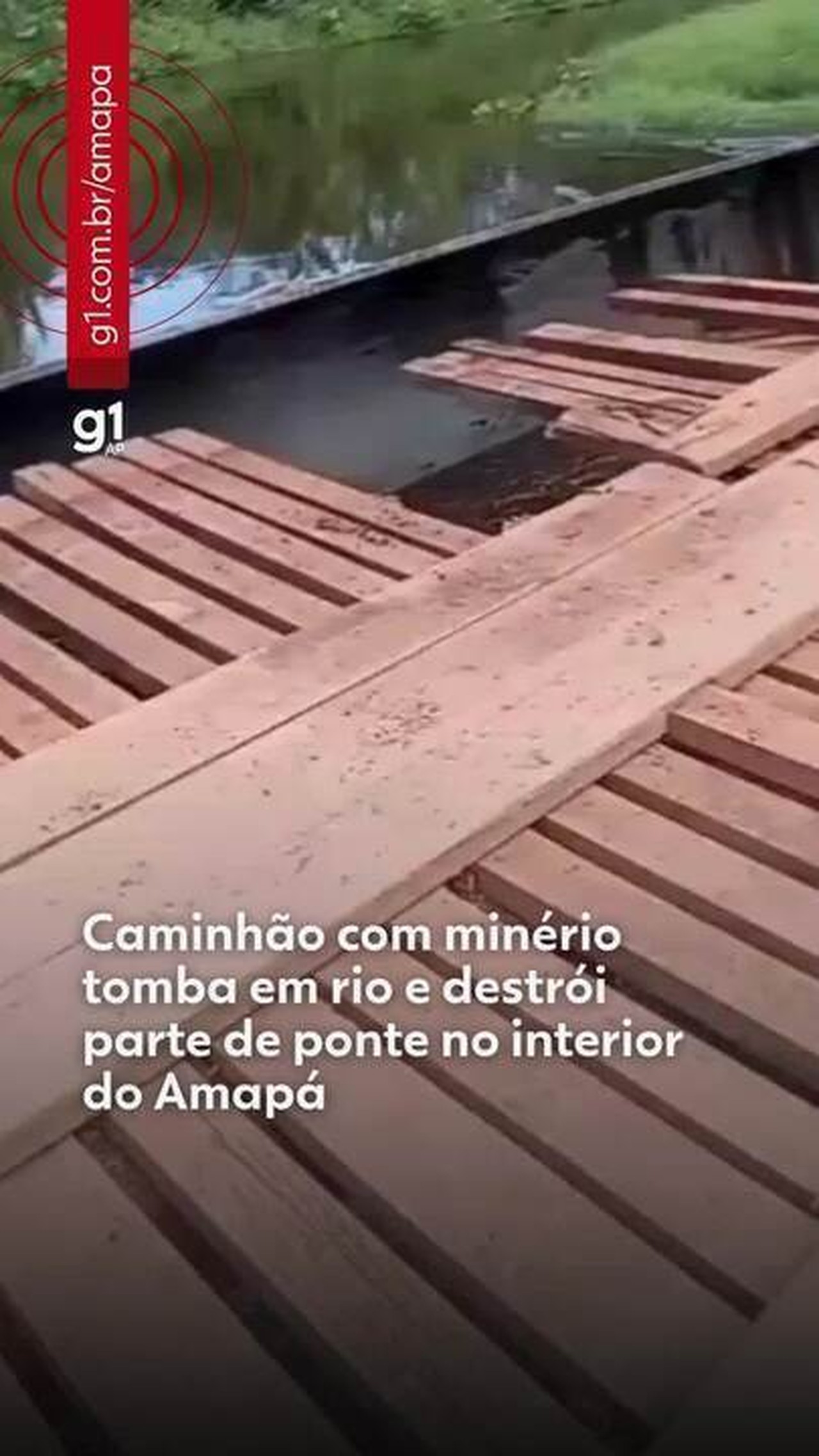 VÍDEO: caminhão com minério tomba em rio e destrói parte de ponte no interior do Amapá