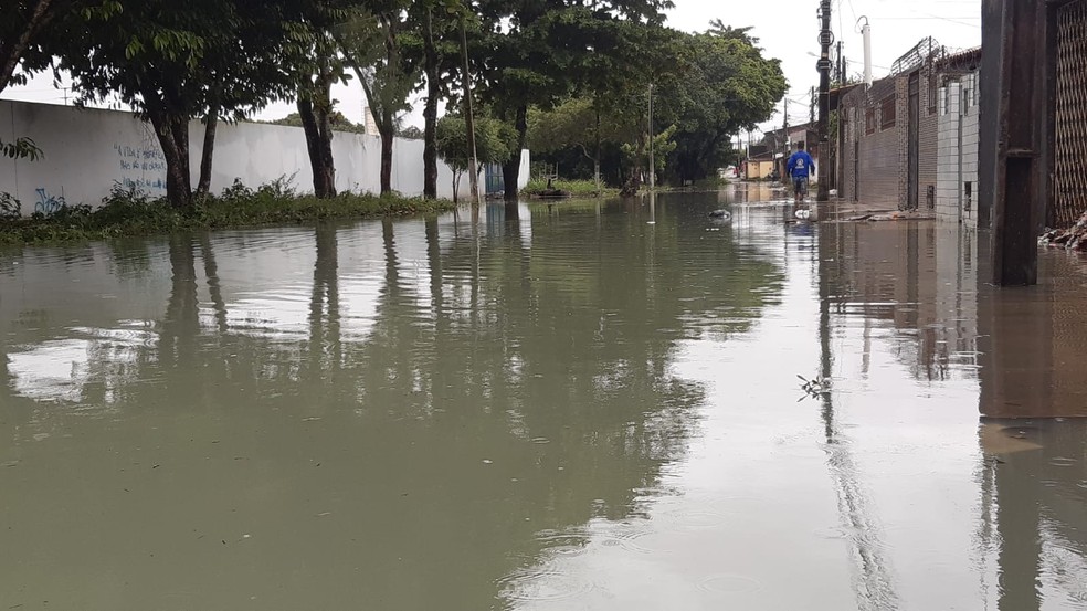 Na lagoa de captação do Santarém a água tomou conta das ruas e também invadiu casas — Foto: Sérgio Henrique Santos/Inter TV Cabugi