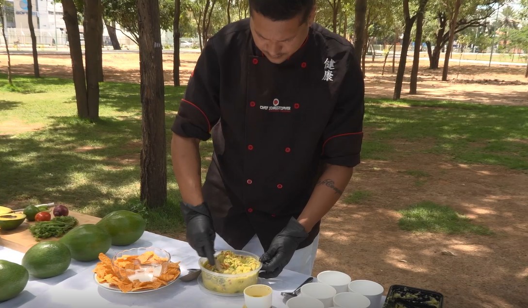 Chefe de cozinha ensina receita prática de vinagrete de abacate