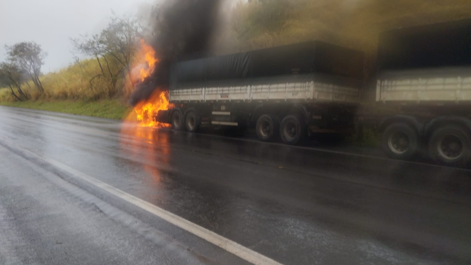Incêndio atinge cabine de caminhão bitrem e casal consegue escapar das chamas na Rodovia Assis Chateaubriand, em Parapuã