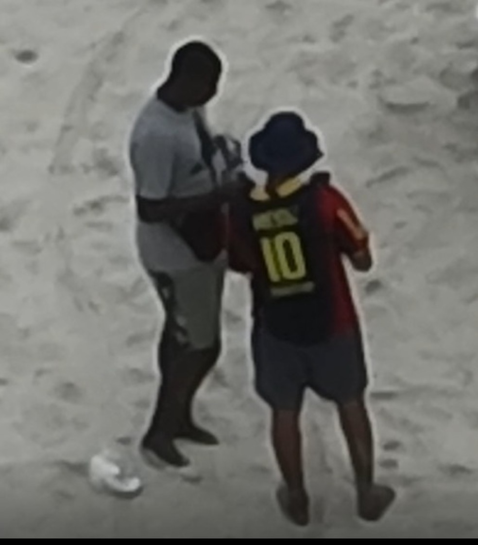 Polícia investiga ligação entre traficantes e ambulantes para enganar turistas na praia; caipirinha foi vendida por R$ 20 mil — Foto: Reprodução