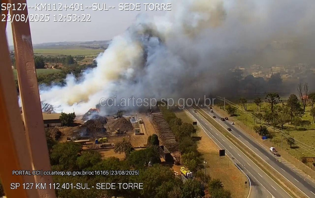 Incêndio atinge comércio de reciclagem de madeiras em Tatuí e fumaça provoca congestionamento em rodovia