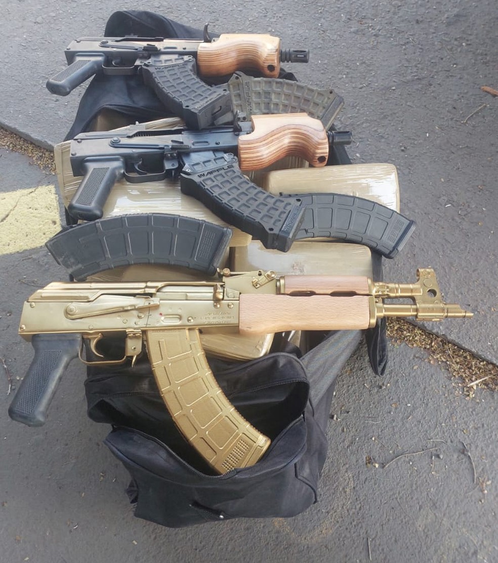 Fuzis, carregadores e cocaína foram apreendidos em Regente Feijó (SP) — Foto: Polícia Civil