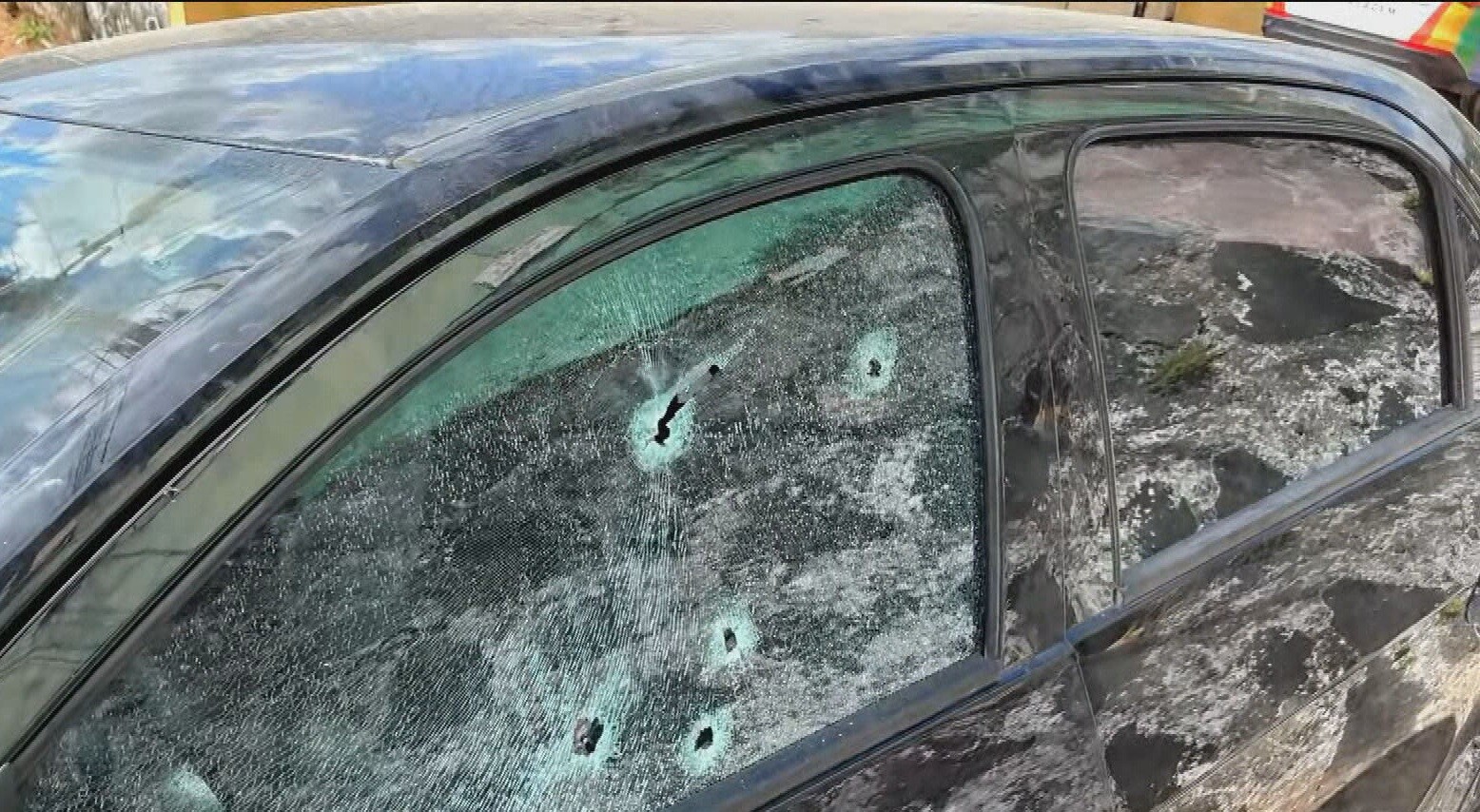 Homem morre e mulher fica ferida após serem baleados dentro de carro