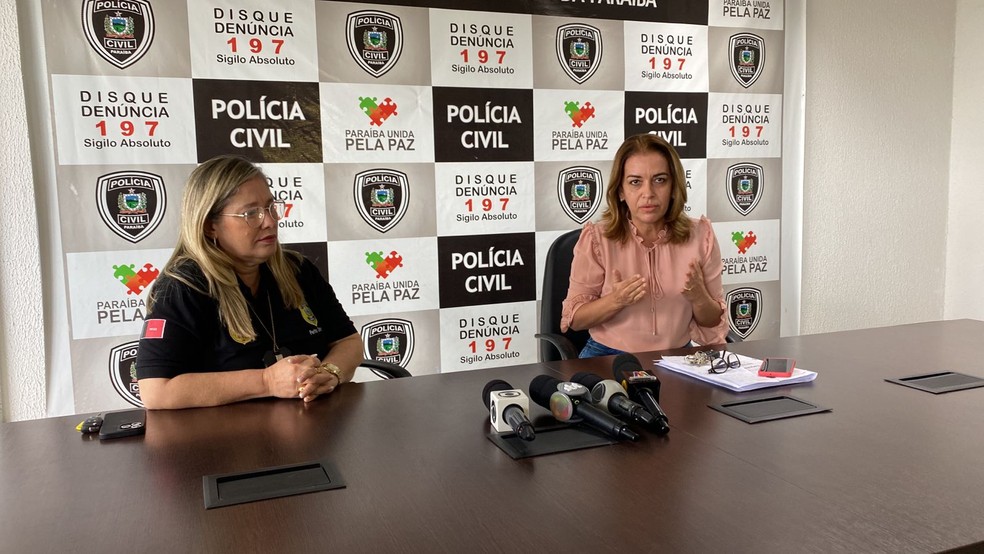 Cristiane Helena, chefe do Numol/IPC e Wanderleia Gadi, delegada de homicídios de Cabedelo, em coletiva de imprensa sobre morte do bebê, nesta sexta-feira (25) — Foto: Antonio Vieira/TV Cabo Branco