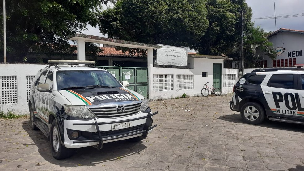 Delegacia Metropolitana de Caucaia investiga ataque que deixou um morto e dois baleados em Cras. — Foto: Arnaldo Araújo/ TVM