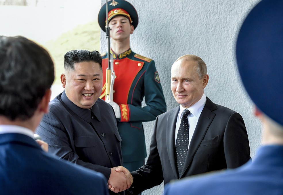 Imagem de arquivo mostra encontro entre Kim Jong Un e Vladimir Putin em abril de 2019 na cidade de Vladivostok, na Rssia — Foto: Yuri Kadobnov/Pool Photo via AP/Arquivo