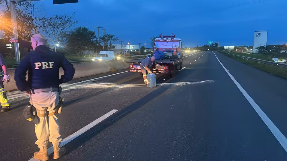 Caminhão derrama óleo e veículos rodam na BR-153 em Rio Preto