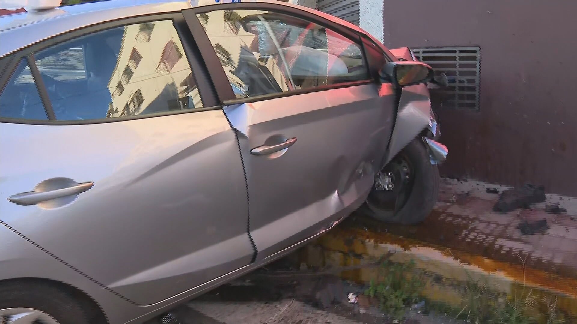 Motorista com suspeita de embriaguez bate carro em muro 