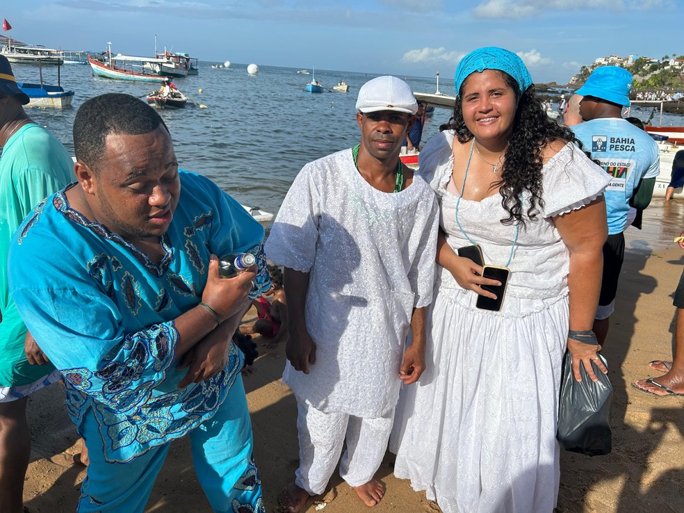Rosemary e os amigos Alex e Marcos entregaram oferenda — Foto: João Souza/g1 BA