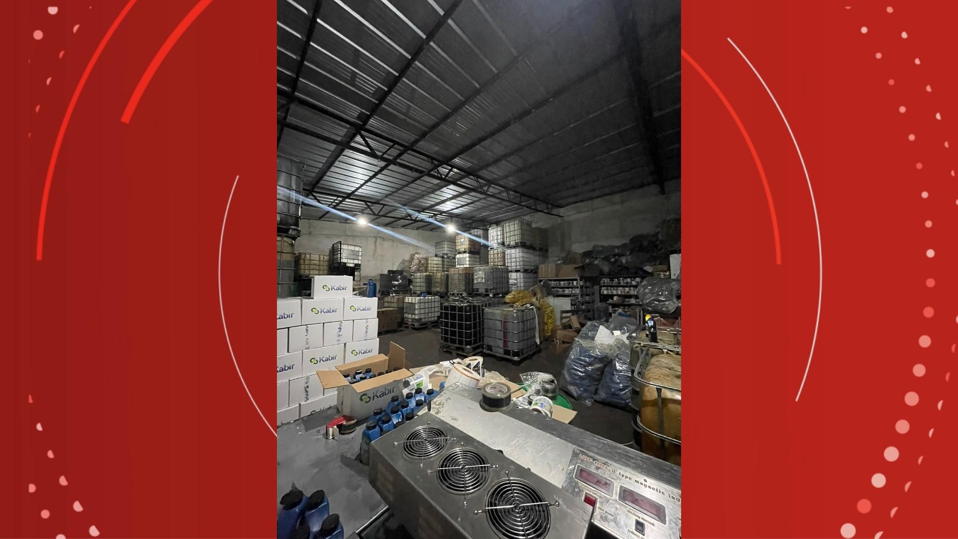 VÍDEO: Polícia descobre fábrica clandestina de lubrificante no PR