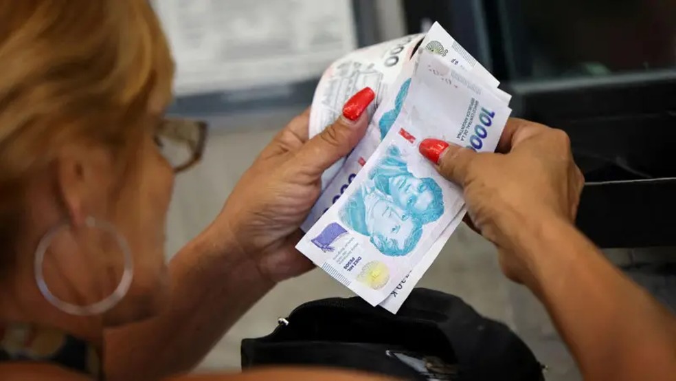 Durante meio século, os argentinos com capacidade de economizar têm comprado dólar para se proteger da desvalorização do peso. — Foto: Reuters via BBC