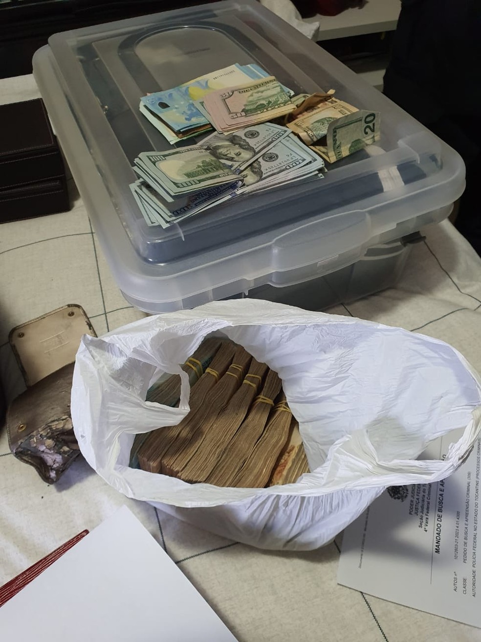 Polícia Federal encontra sacola de dinheiro na casa de suspeito — Foto: Divulgação/Polícia Federal