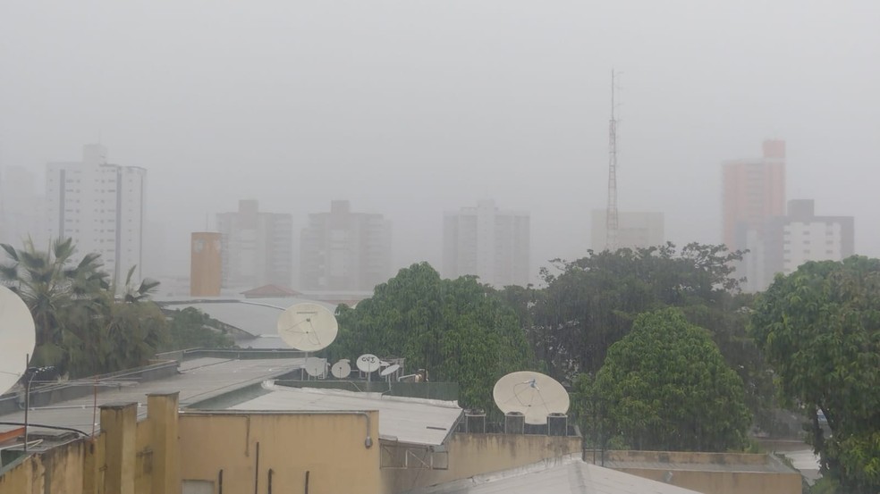 Alerta de chuvas para todo o Ceará aponta risco de alagamentos, quedas de energia e descargas elétricas — Foto: Kid Júnior/SVM