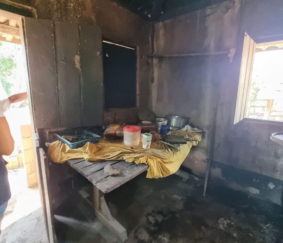 Alojamento onde trabalhadores estavam em fazenda na Bahia e foram resgatados — Foto: Divulgação/MPT-BA